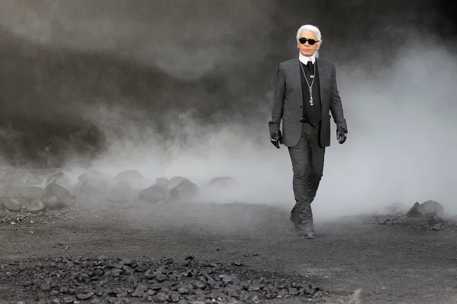 Modni oblikovalec Karl Lagerfeld na koncu Chanelove modne revije jesen-zima 2011/2012 FOTO: Benoit Tessier/Reuters