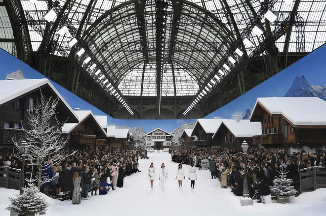 Romantična alpska pokrajina, ki je tako iznenada zrasla v pariškem Grand Palais, je že sama po sebi velika blagovna znamka AFP