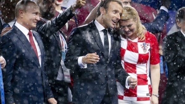 Fotografija: Tako se je na finalni tekmi med Francijo in Hrvaško objemala s francoskim predsednikom Emmanuelom Macronom. Foto: Reuters