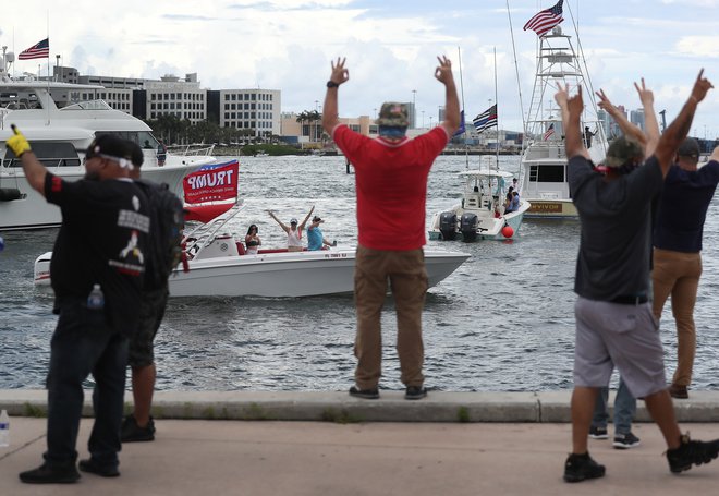 Trumpova prizadevanja za zakon in red so pozdravili s povorkami ladij v Miamiju in drugje. FOTO: Joe Raedle/AFP