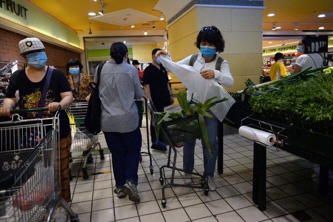 Največ novih okužb na Kitajskem so v nedeljo potrdili v prestolnici Peking. FOTO: Tingshu Wang/Reuters
