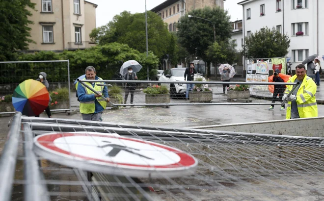 Ograja je padla. FOTO: Blaž Samec/Delo