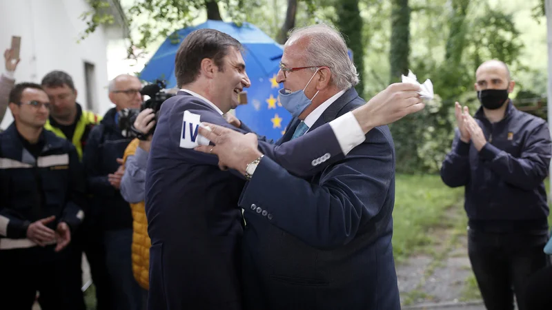 Fotografija: Simbolično odprtje meje z Italijo med obema Goricama. FOTO: Blaž Samec/Delo