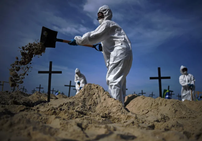 Z novim koronavirusom se je okužilo že več kot osem milijonov ljudi, štveilo dnevno okuženih pa še kar raste. FOTO: Carl De Souza/Afp