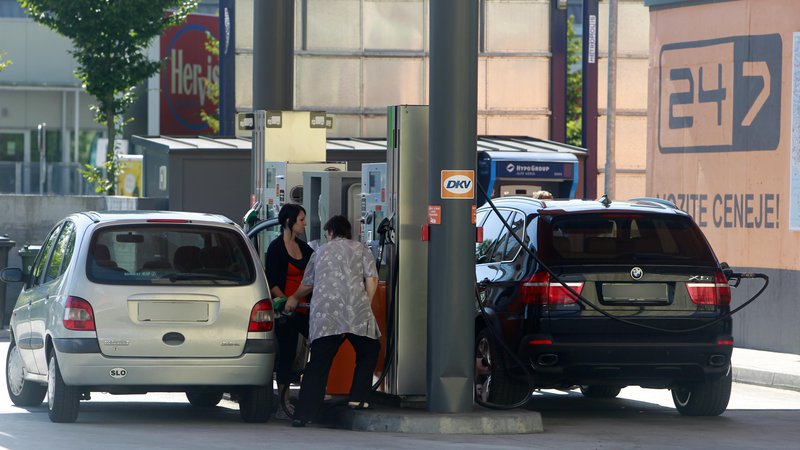 Fotografija: Ceni dizla in bencina ostajata pri evru za liter. FOTO: Leon Vidic/Delo
