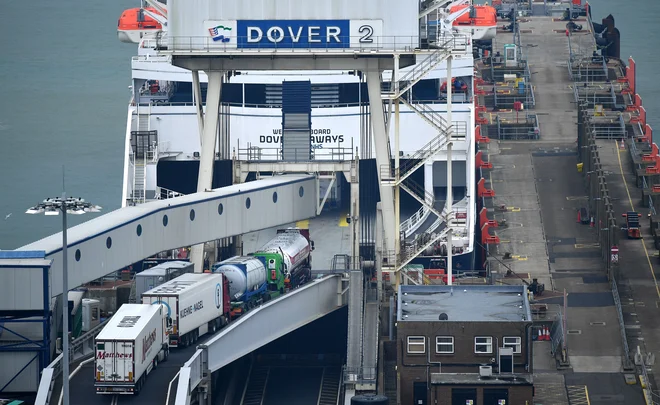Kolona tovornjakov med vkrcavanjem na trajekt v najbolj prometnem britanskem pristanišču Dover. Foto: Ben Stansall/Afp