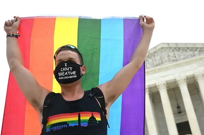 Protestnik za pravice LGBT+ delavcev pred ameriškim vrhovnim sodiščem v prestolnici Washington.&nbsp;Foto Jim Watson/Afp