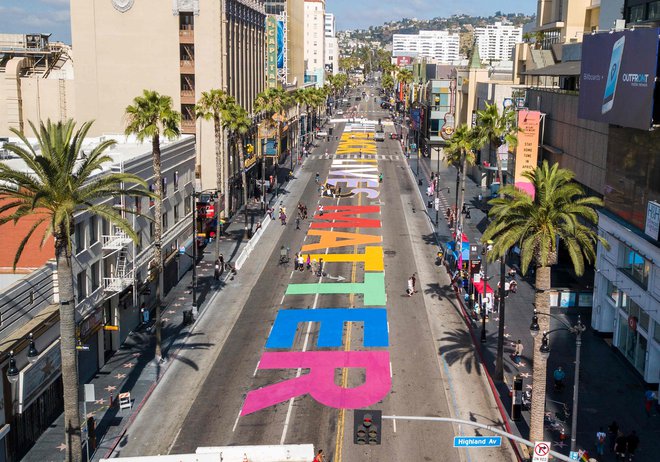 Z mavričnim napisom »vsa temnopolta življenja štejejo« so v Hollywoodu poudarili solidarnost gibanja LGBT+ in prizadevanj za zavarovanje temnopoltih Američanov pred policijskim nasiljem. Foto Robyn Beck/Afp