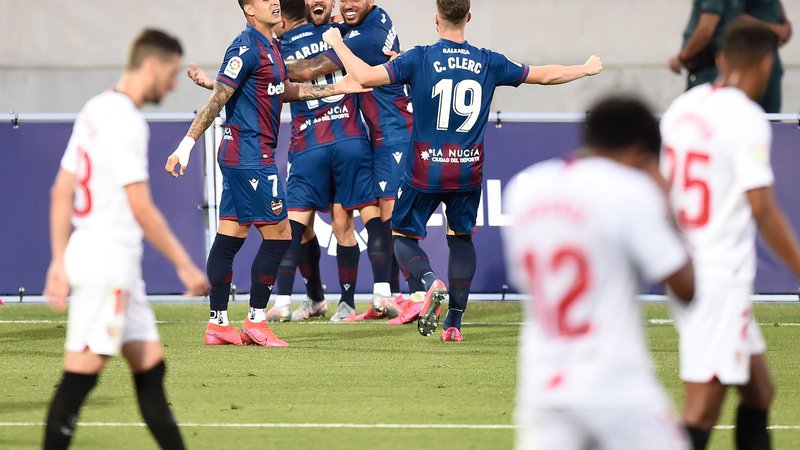 Fotografija: Takole so se veselili nogometaši Levanteja izenačujočega gola v izdihljajih tekme, s katerim so razveselili tudi druge tekmece Seville. FOTO: Jose Jordan/AFP