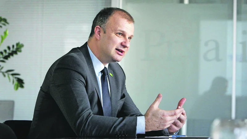 Fotografija: Državni sekretar na gospodarskem ministrstvu Aleš Cantarutti je po seji vlade povedal, da je stanje neposrednih tujih investicij na dobrih 30 % BDP in nas še čaka nekaj dela, saj smo za povprečjem EU Foto Leon Vidic/Delo