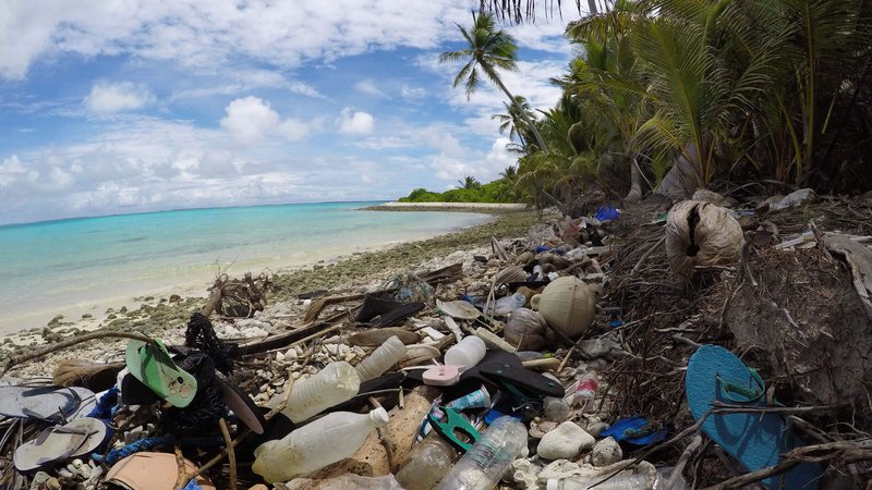 Fotografija: Raj z napako, ki smo jo naredili ljudje. Jo bomo sposobni popraviti? V študiji opozarjajo, da morda zelo pocenjujemo, koliko plastike se pravzaprav nabira na obalah odročnih otokov. FOTO: Silke Struckenbrock/ UNIVERSITY OF TASMANIA/AFP