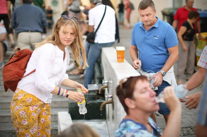 Kar lahko prispeva vsak, je steklenička za večkratno uporabo. FOTO: Jure Eržen/Delo