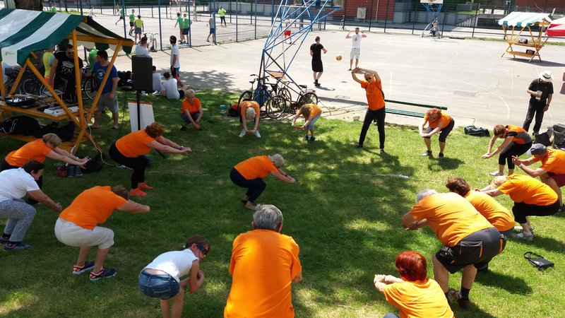 Fotografija: Oranževci, tako se imenujejo zaradi oranžnih majic, anorakov in flisov, s katerimi so vidni in prepoznavni, se znova družijo v 211 skupinah po Sloveniji. FOTO: arhiv društva Šola zdravja
