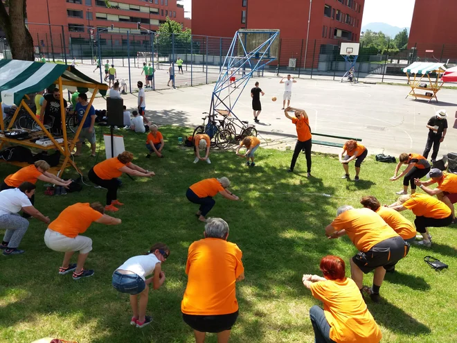 Oranževci, tako se imenujejo zaradi oranžnih majic, anorakov in flisov, s katerimi so vidni in prepoznavni, se znova družijo v 211 skupinah po Sloveniji. FOTO: arhiv društva Šola zdravja