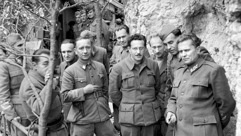 Fotografija: Tito in tovarišija s predstavniki britanske misije v Drvarju, nekaj dni pred ofenzivo. FOTO: Wikipedija