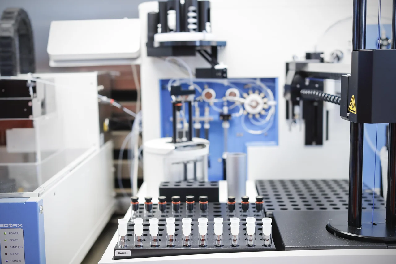 Fotografija: Celične in genske terapije predstavljajo novo obdobje v medicini, saj pomagajo zmanjšati ali odpraviti potrebo po dolgotrajnem, neprekinjenem zdravljenju. FOTO: Leon Vidic/Delo
