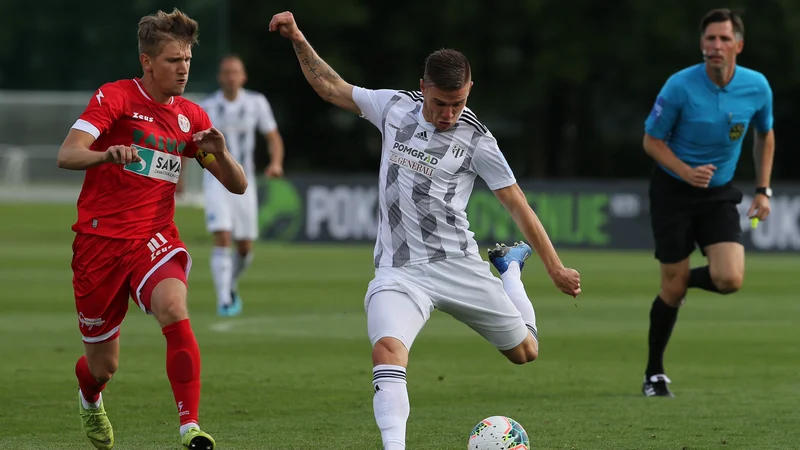Fotografija: Spektakel brez gledalcev. V Fazaneriji si Mura obeta še četrto zmago v nadaljevanju sezone, njen najmočnejši adut Luka Bobičanec pa morda gol in asistenco več. FOTO: Jože Suhadolnik/Delo