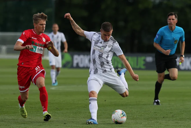 Spektakel brez gledalcev. V Fazaneriji si Mura obeta še četrto zmago v nadaljevanju sezone, njen najmočnejši adut Luka Bobičanec pa morda gol in asistenco več. FOTO: Jože Suhadolnik/Delo