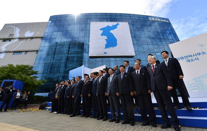 Odprtje urada pred dvema letoma ob prisotnosti visokih predstavnikov obeh držav. FOTO: Korea Pool/ AFP