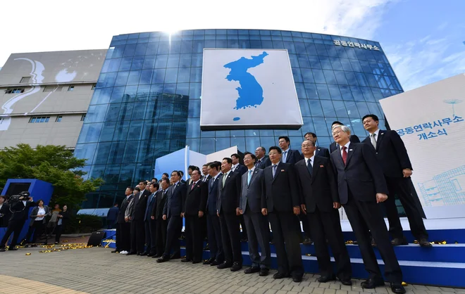 Odprtje urada pred dvema letoma ob prisotnosti visokih predstavnikov obeh držav. FOTO: Korea Pool/ AFP