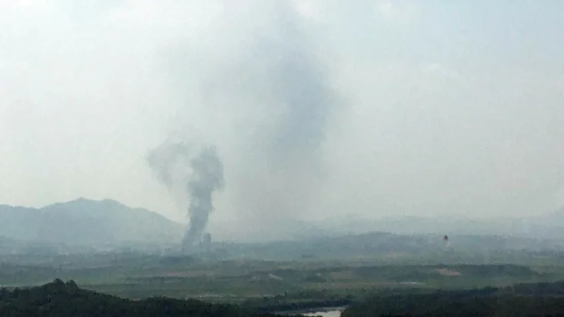 Fotografija: Na južnokorejski strani meje so po razstrelitvi spremljali dim nad industrijskim območjem Kaesonga. FOTO: Yonhap/Reuters