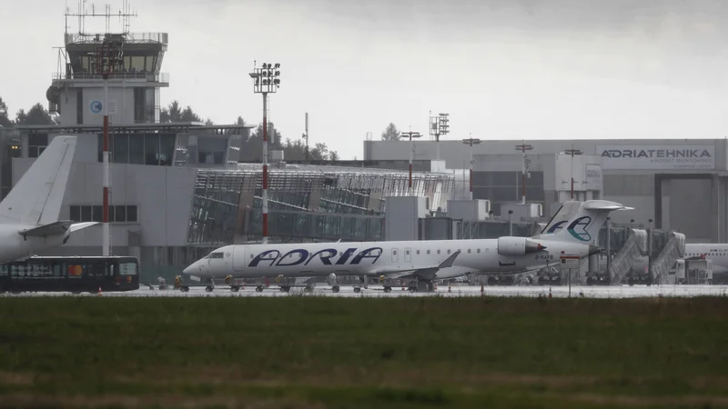 Fotografija: Na padec na podsklopu infrastruktura je najbolj vplival stečaj Adrie Airways – po kakovosti letalskega prometa je Slovenija na repu lestvice, na 62. mestu. FOTO: Leon Vidic/Delo