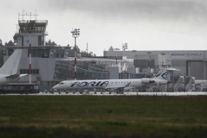 Na padec na podsklopu infrastruktura je najbolj vplival stečaj Adrie Airways &ndash; po kakovosti letalskega prometa je Slovenija na repu lestvice, na 62. mestu. FOTO: Leon Vidic/Delo