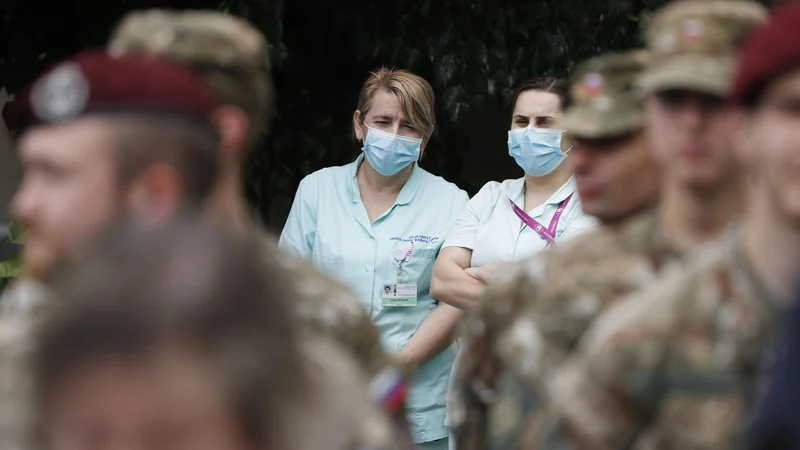 Fotografija: Natančnih podatkov o dodatkih, povezanih z epidemijo, ki so jih prejeli javni uslužbenci, še ni. FOTO: Leon Vidic/Delo