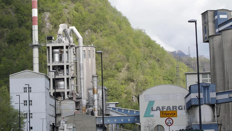 Fotografija: Tovarne Lafarge brez presoje vplivov na okolje ne bo moč oživljati. FOTO: Tomi Lombar/Delo