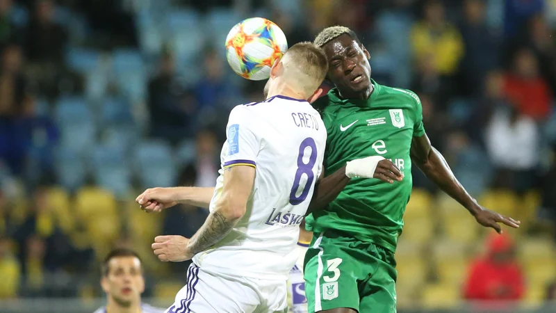 Fotografija: Kamerune Macky Bagnack se je tako v velikem slovenskem derbiju Olimpije in Maribora boril z Romunom Alexandrujem Cretujem. FOTO: Tadej Regent/Delo