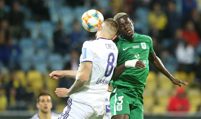 Kamerune Macky Bagnack se je tako v velikem slovenskem derbiju Olimpije in Maribora boril z Romunom Alexandrujem Cretujem. FOTO: Tadej Regent/Delo