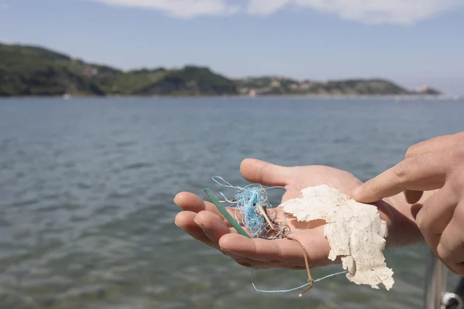 Plastični odpadki na obali so zelo različni in veliko jih je. FOTO: Aleš Rosa