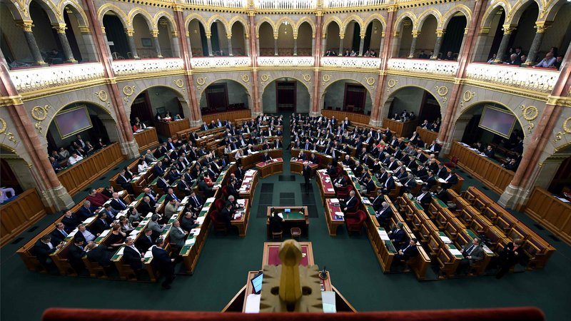 Fotografija: Parlament, v katerem ima večino vladajoča stranka Fidesz, je odpravo izrednih razmer potrdil s 192 glasovi za, nihče ni glasoval proti. FOTO: Attila Kisbenedek/AFP