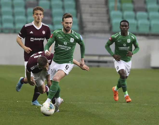 Ne le Ante Vukušić, mestni derbi naj bi zaradi poškodbe gležnja izpustil tudi drugi osmoljenec tekme s Celjem Endri Čekiči. FOTO: Jože Suhadolnik