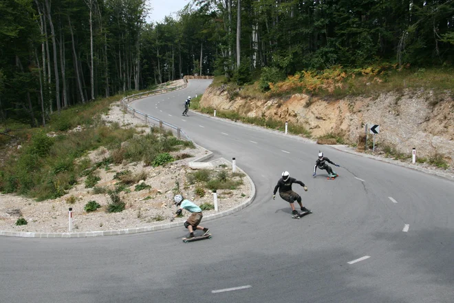 Na Strmi rebri vsako leto priredijo tekmovanja longboarderjev. FOTO: Simona Fajfar/Delo