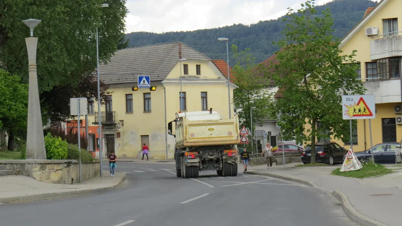 Fotografija: Cesta skozi Moravče je sicer obnovljena, a nevarna za vse udeležence v prometu. FOTO: Bojan Rajšek/Delo