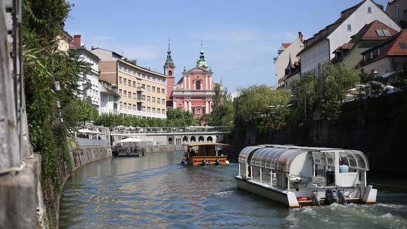 Fotografija: Ladijski promet na Ljubljanici, ki se je iz leta v leto povečeval, se je ob epidemiji popolnoma ustavil. FOTO: Leon Vidic/Delo