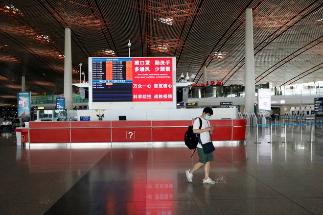 V Pekingu so odpovedali 1255 današnjih letov. FOTO: Carlos Garcia Rawlins/Reuters