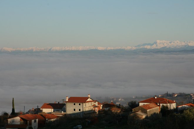Pogled na Koper iz Marezig. FOTO: Dušan Grča/Delo