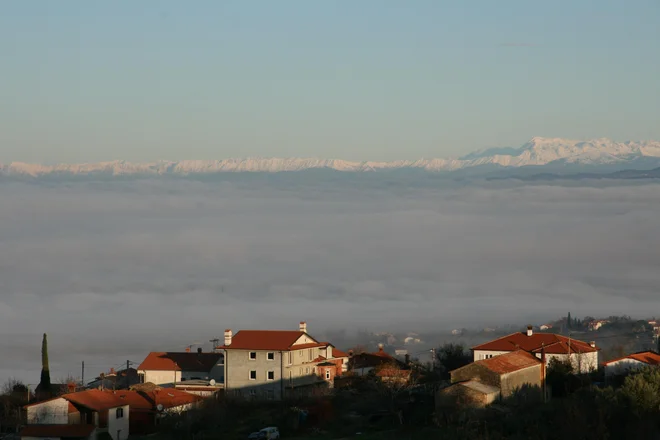 Pogled na Koper iz Marezig. FOTO: Dušan Grča/Delo