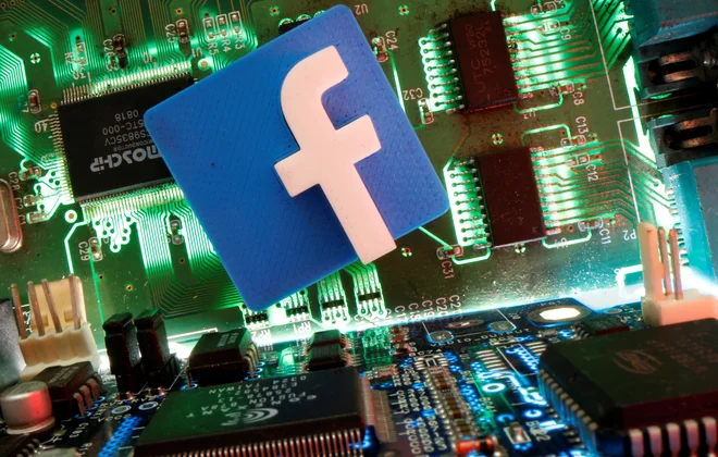 Facebook bo uporabnikom dal možnost, da izključijo plačane politične objave. FOTO: Dado Ruvic/Reuters
