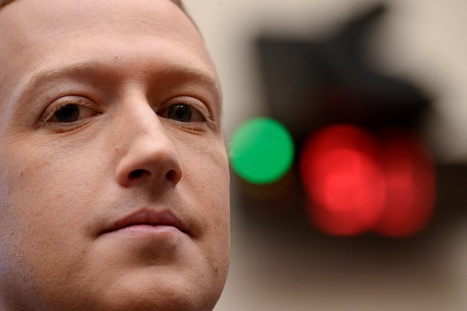 Mark Zuckerberg je vsaj delno reagiral na ostre kritike na račun Facebooka. FOTO: Erin Scott/Reuters