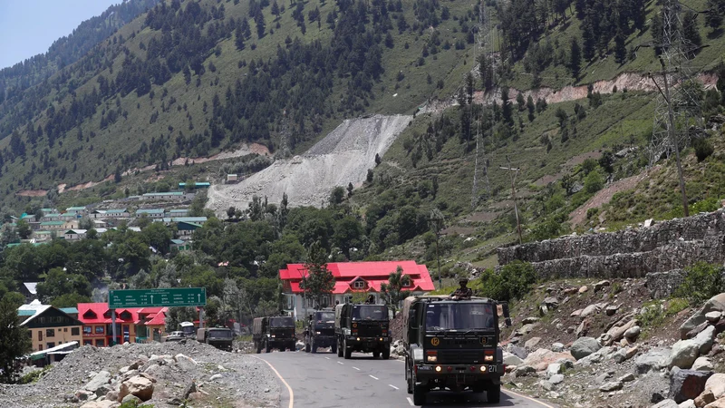 Fotografija: Indijski vojaki na poti v provinco Ladak na meji s Kitajsko. FOTO: Danish Ismail/Reuters