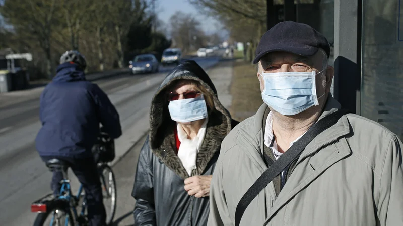 Fotografija: Potniki na mestnih avtobusih LPP bodo jutri lahko spet vstopali pri prvih vratih, nošenje mask in razkuževanje pa sta še vedno obvezni. FOTO: Blaž Samec/Delo