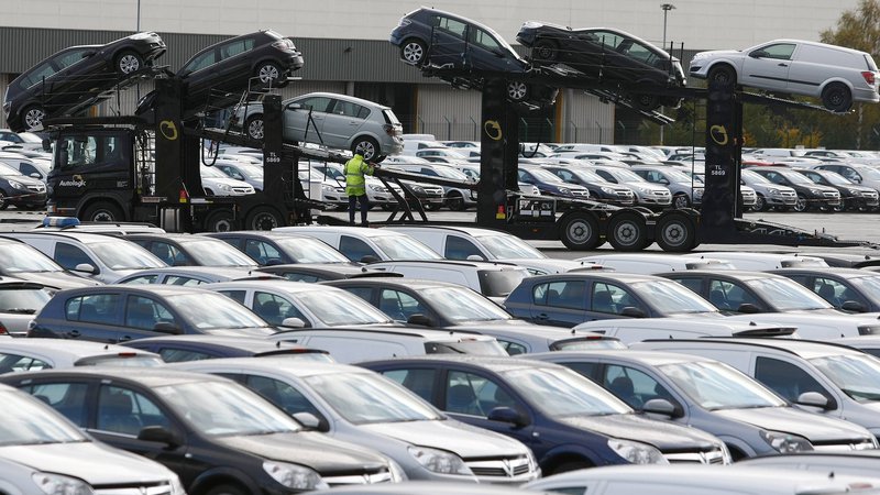 Fotografija: Prodaja avtomobilov v Evropi je bila maja več kot za polovico manjša kot lani, najbolj je med velikimi trgi trpela Velika Britanija. FOTO: Phil Noble/Reuters