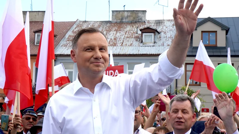 Fotografija: Dosedanjemu predsedniku Andrzeju Dudi javnomnenjske raziskave napovedujejo tesno prednost na volitvah naslednjo nedeljo. FOTO: Janek Skarzynski/AFP