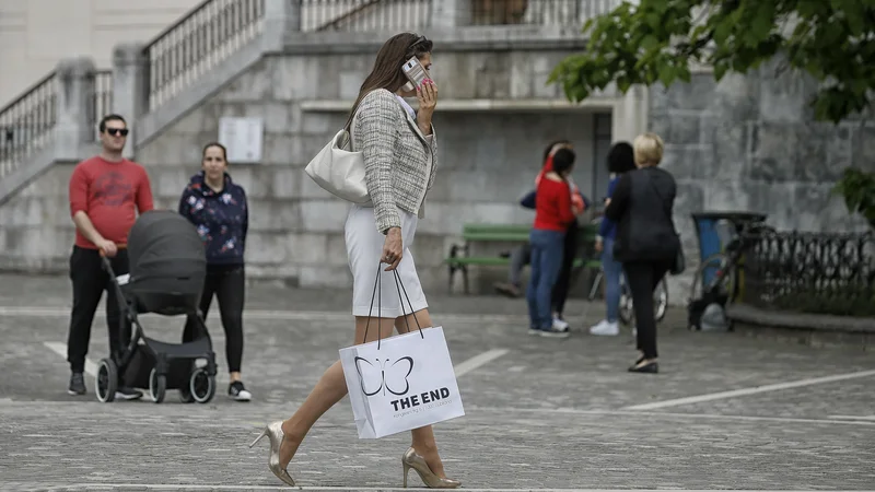Fotografija: V centru civilizacije je pošta, tam so banke od a do ž, tudi bankomatov je na pretek. FOTO: Blaž Samec/Delo