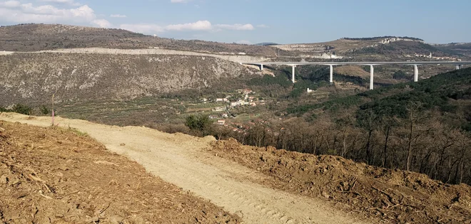Prvi kilometri dostopnih cest so bila v prvi polovici preteklega leta prva dela na drugem tiru. FOTO: Boris Šuligoj/Delo