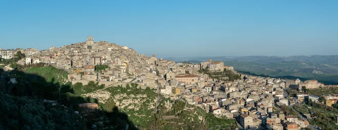 V Mussomeli na Siciliji novi prebivalci (in kupci hiš) prihajajo iz Evrope, Azije in ZDA. FOTO: Wikipedija