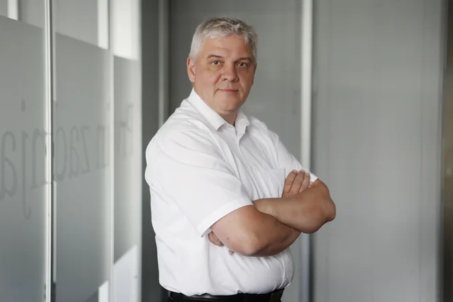 Andrej Orožen, ki skupaj z Juretom Knezom vodi Dewesoft, upočasnitve razvoja električnih in avtonomnih vozil zaradi upočasnjevanja gospodarske aktivnosti ne pričakuje. Foto Leon Vidic